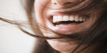 حالة نادرة تجعل فتاة شابة تغفو كلما ضحكت!