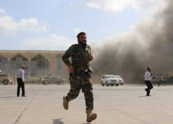 حكومة هادي تحمّل إيران مسؤولية قصف مطار عدن