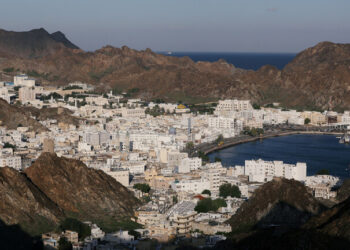 سلطنة عمان تعيد فتح المنافذ البرية والجوية والبحرية