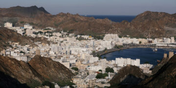 سلطنة عمان تعيد فتح المنافذ البرية والجوية والبحرية