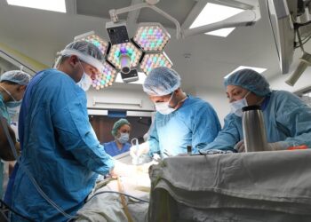 سيدة بريطانية تجري عملية استئصال لورم بالمخ دون تخدير