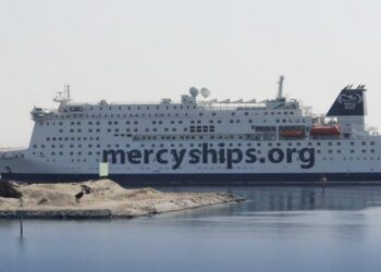 عبور أكبر مستشفى عائم في العالم قناة السويس