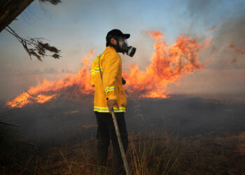 عقب هجوم من “حزب الله”.. حرائق في جنوب إسرائيل جراء إطلاق بالونات من غزة