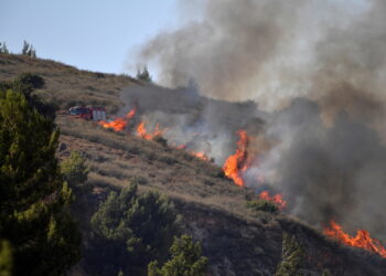 فقدان السيطرة على الحريق الناجم عن سقوط قذيفة صاروخية من لبنان قرب كريات شمونة