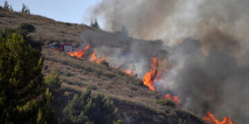 فقدان السيطرة على الحريق الناجم عن سقوط قذيفة صاروخية من لبنان قرب كريات شمونة