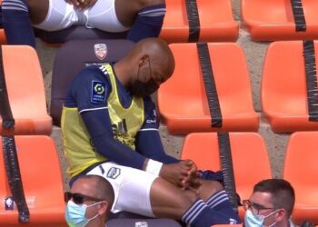لاعب يغرق في النوم خلال مباراة فريقه!