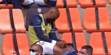 لاعب يغرق في النوم خلال مباراة فريقه!