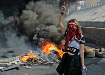 لبنان: إغلاق الطرق في عدة مناطق احتجاجاً على تردي الأوضاع المعيشية