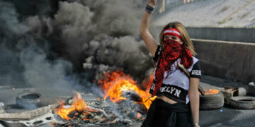 لبنان: إغلاق الطرق في عدة مناطق احتجاجاً على تردي الأوضاع المعيشية