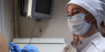 لماذا يحتاج المتعافون من “كوفيد-19” إلى التطعيم؟