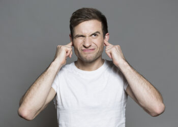 لماذا يكره البعض أصواتهم عند سماعها؟