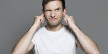 لماذا يكره البعض أصواتهم عند سماعها؟