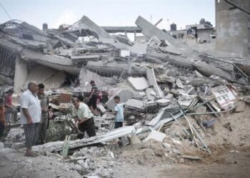 مأساة تحت الأنقاض جنوبي غزة.. جثث وناجيين