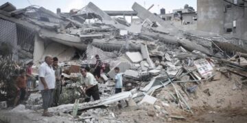 مأساة تحت الأنقاض جنوبي غزة.. جثث وناجيين