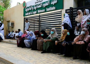 ماذا وراء الحملة التي يقودها رئيس الحكومة السودانية ضد فلول نظام البشير؟