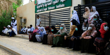 ماذا وراء الحملة التي يقودها رئيس الحكومة السودانية ضد فلول نظام البشير؟