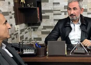 محور تجربة الشاعر عبد الناصر شاكر في كتابة الشعر بعفوية و البحث عن مكامن الجمال