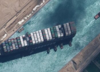 مصر: الكشف عن حادث وقع أثناء تعويم السفينة “إيفر غيفين” في قناة السويس