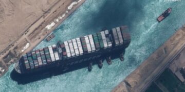 مصر: الكشف عن حادث وقع أثناء تعويم السفينة “إيفر غيفين” في قناة السويس
