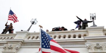 مكتب التحقيقات الفيدرالي يطلب معلومات عن مقتحمي الكونغرس