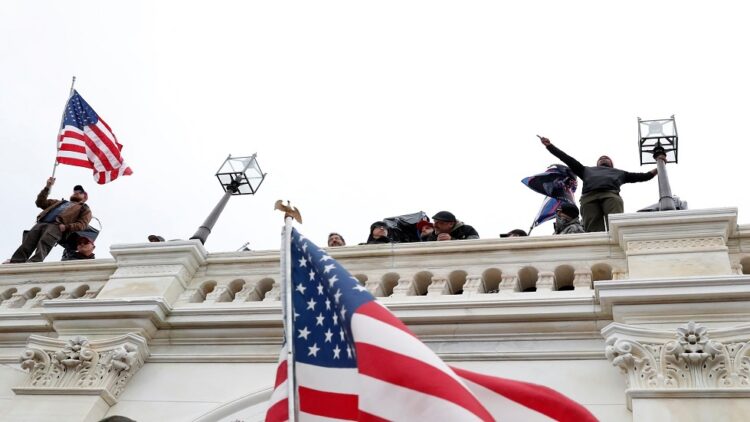 مكتب التحقيقات الفيدرالي يطلب معلومات عن مقتحمي الكونغرس