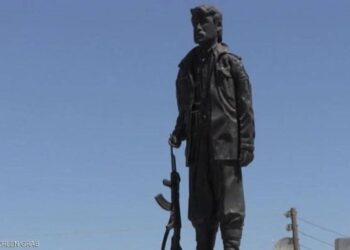 نحات يحول مخلفات الحرب لإبداعات فنية