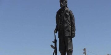 نحات يحول مخلفات الحرب لإبداعات فنية