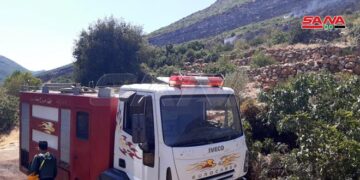 وحدات الإطفاء تخمد حريق اندلع في أحراج بلدة اللقبه بريف حماة