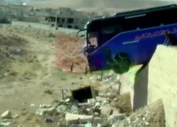 وقوع إصابات إثر تصادم حافلة وسيارة على أوتوستراد دمشق حمص