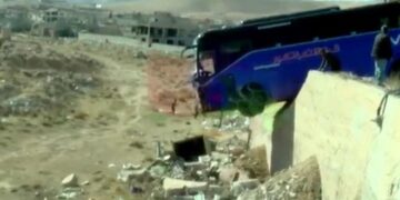 وقوع إصابات إثر تصادم حافلة وسيارة على أوتوستراد دمشق حمص