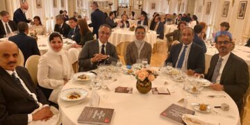 وزير الثقافة يلتقي نظيرته الإماراتية في باريس ويبحث معها عدداً من القضايا المشتركة