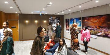 معرض صور تاريخي لمسيرة اربعين الامام الحسين عليه السلام داخل برلمان نيو سوز ويلز الاسترالي.