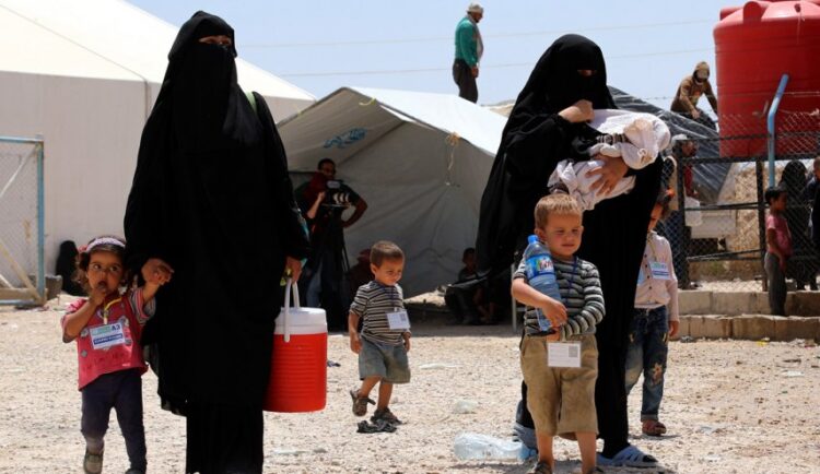 ‘قسد’ تسلّم داعشيتين و13 أطفال من اسر الجماعة الارهابية لوفد اسباني