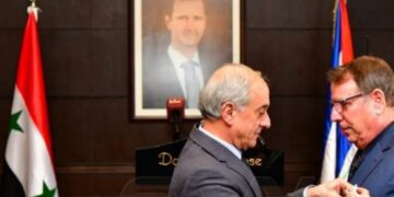 الرئيس السوري يمنح السفير الكوبي وسام الاستحقاق بدرجة ممتاز