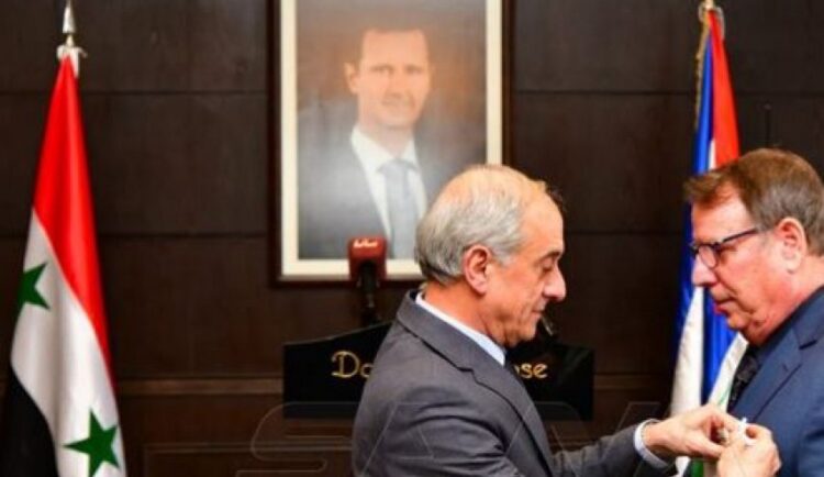 الرئيس السوري يمنح السفير الكوبي وسام الاستحقاق بدرجة ممتاز