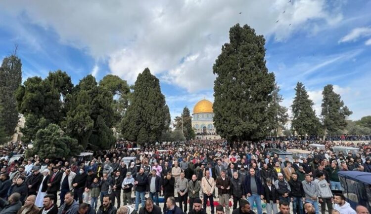 70 ألف مصلٍّ يؤدون الجمعة في الأقصى