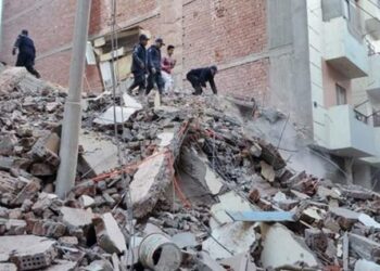 مصر.. رنين هاتف ينقذ عجوزا من تحت الأنقاض وانتشال 4 جثث بعد انهيار عقار في أسيوط