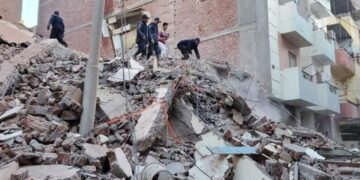 مصر.. رنين هاتف ينقذ عجوزا من تحت الأنقاض وانتشال 4 جثث بعد انهيار عقار في أسيوط