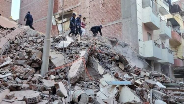 مصر.. رنين هاتف ينقذ عجوزا من تحت الأنقاض وانتشال 4 جثث بعد انهيار عقار في أسيوط