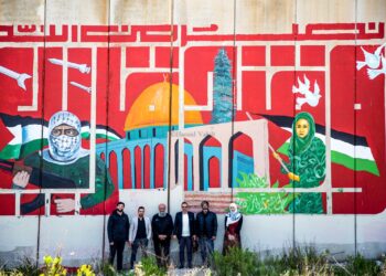 جدارية “الفتح القريب” امام انظار الصهاينة