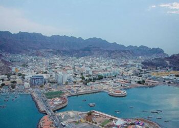 محافظ عدن يحمّل العدو السعودي مسؤولية عسكرة المواقع والمنشآت المدنية في المحافظات المحتلة