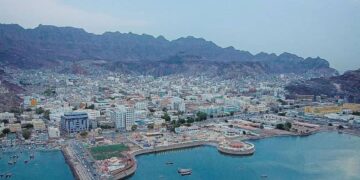 محافظ عدن يحمّل العدو السعودي مسؤولية عسكرة المواقع والمنشآت المدنية في المحافظات المحتلة