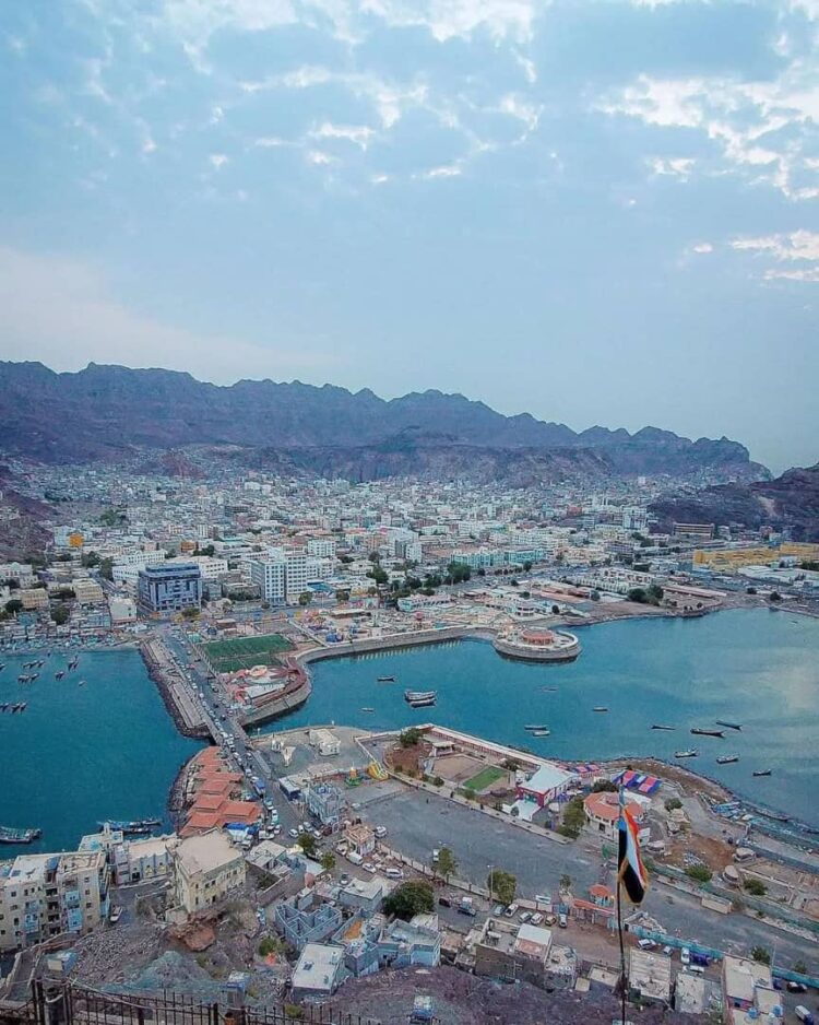 محافظ عدن يحمّل العدو السعودي مسؤولية عسكرة المواقع والمنشآت المدنية في المحافظات المحتلة